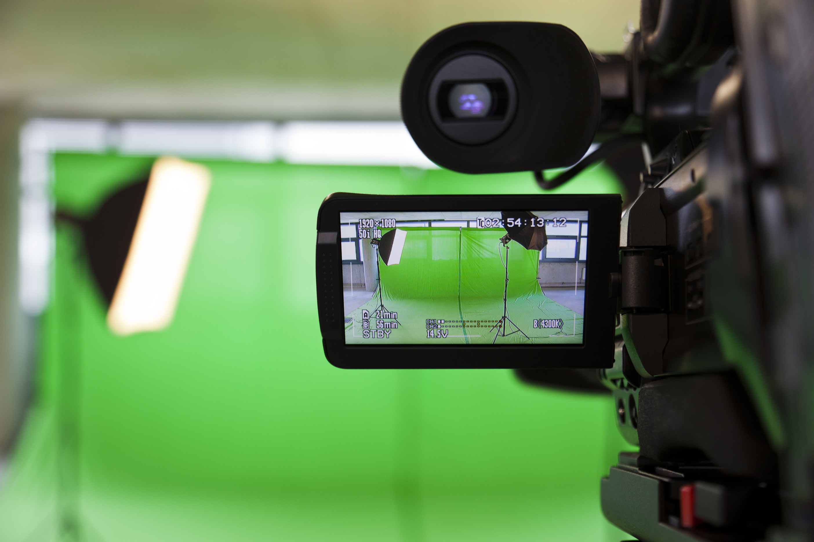 Зеленый экран камеры. Видеокамера для съемки. Фотоаппарат для видеосъёмки. Экран видеокамеры.